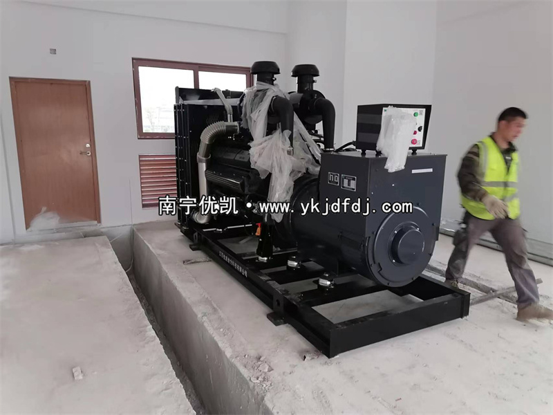 2023年2月20日，6臺(tái)上柴600kw柴油發(fā)電機(jī)組卸貨安裝中